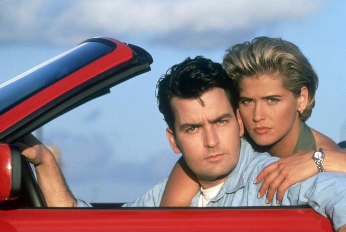 Still of Charlie Sheen and Kristy Swanson in The Chase (1994)