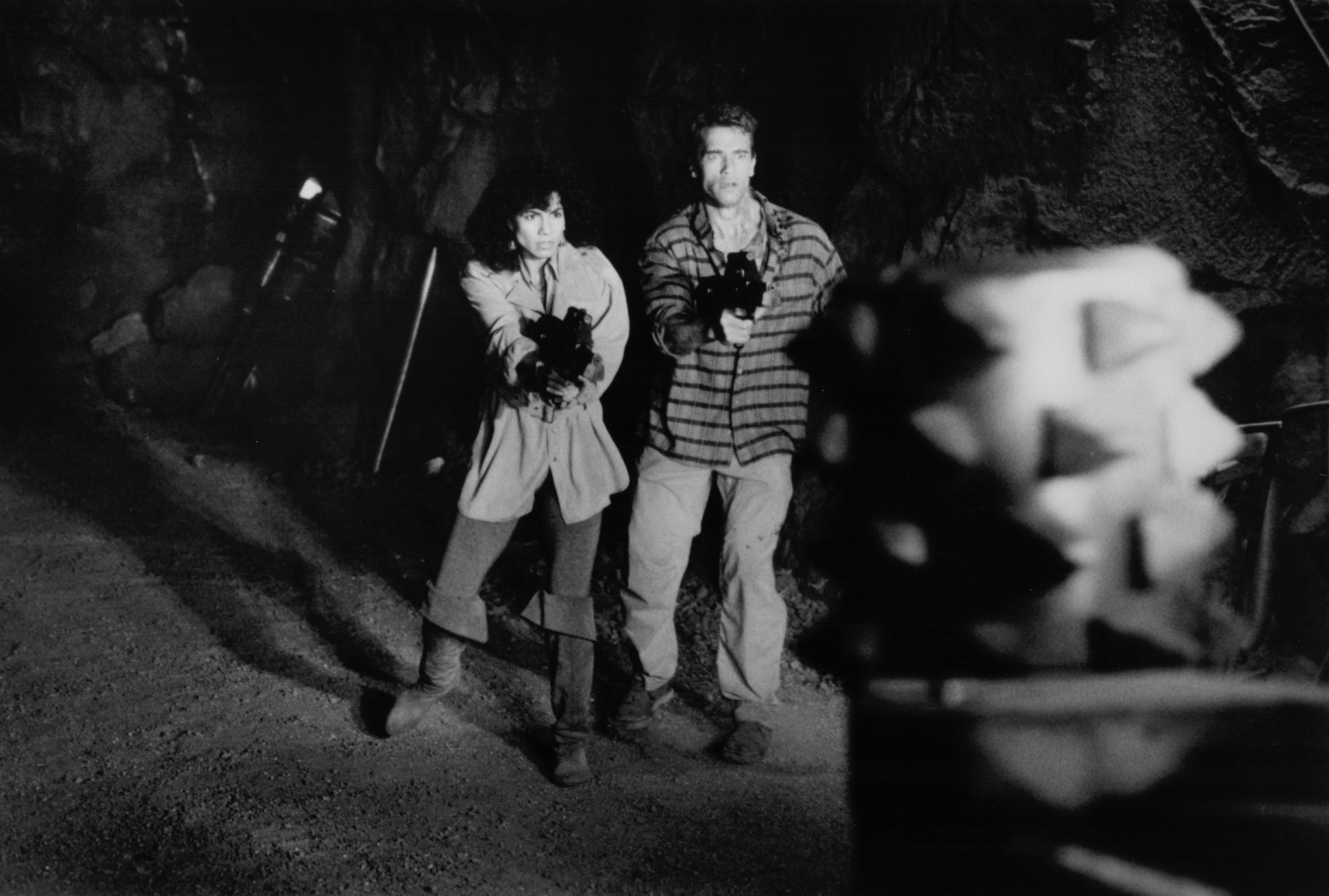 Still of Arnold Schwarzenegger and Rachel Ticotin in Viska prisiminti (1990)
