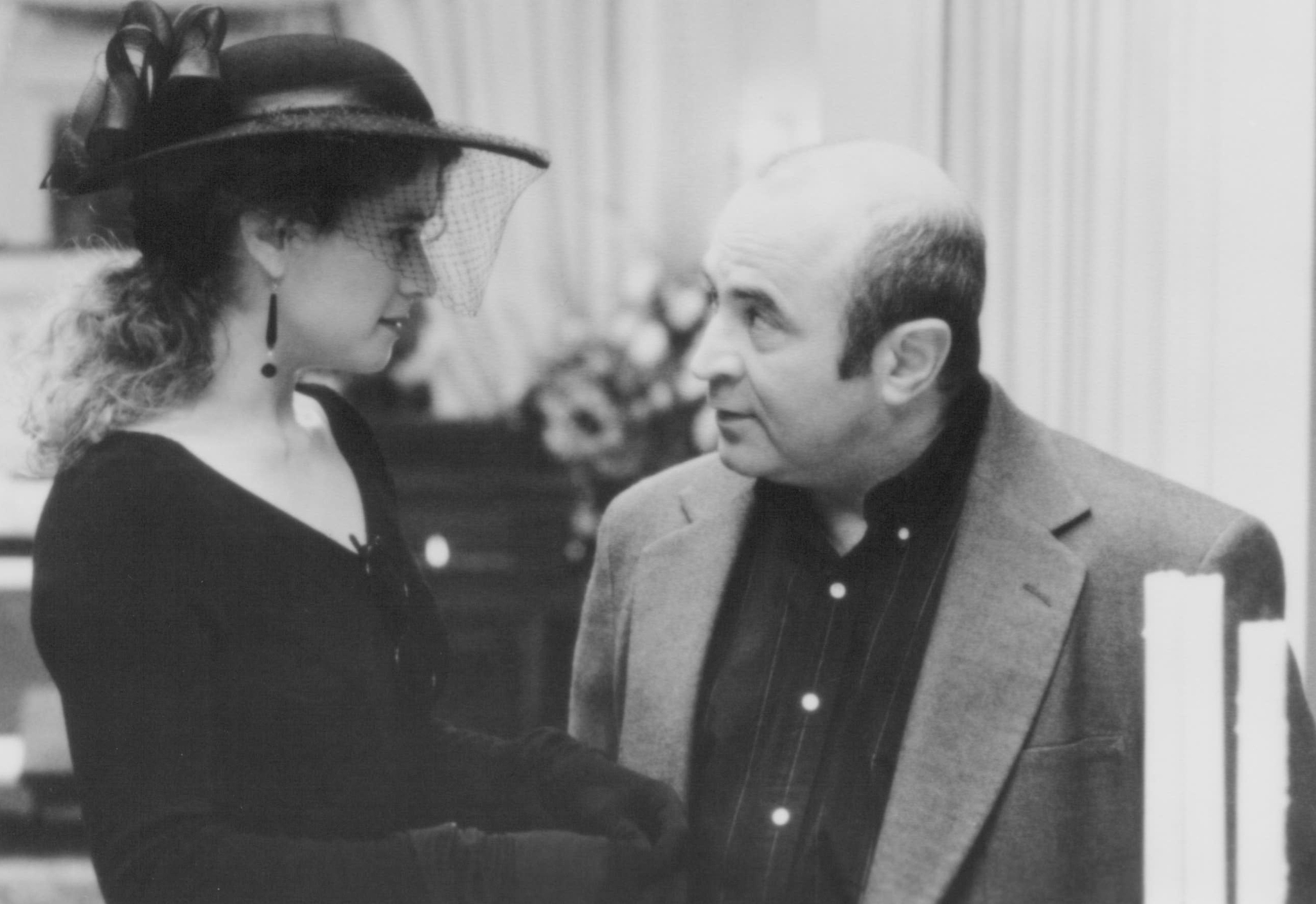 Still of Bob Hoskins and Nancy Travis in Passed Away (1992)