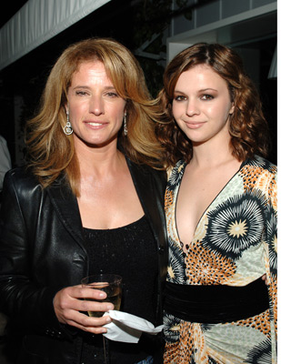 Nancy Travis and Amber Tamblyn at event of The Sisterhood of the Traveling Pants (2005)