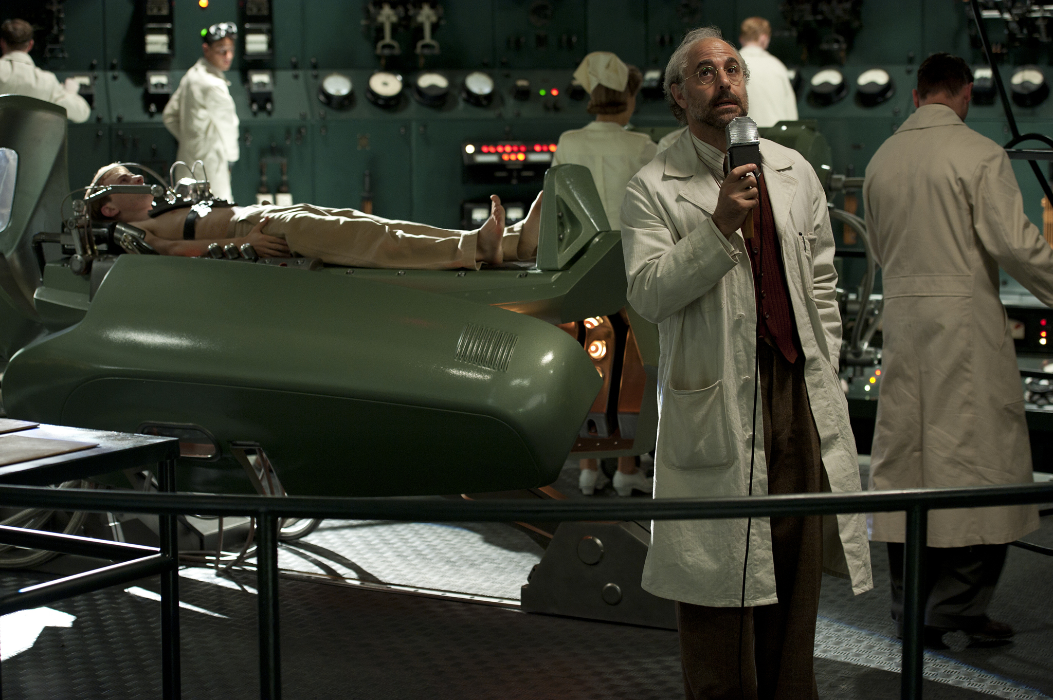 Still of Stanley Tucci and Chris Evans in Kapitonas Amerika: pirmasis kersytojas (2011)