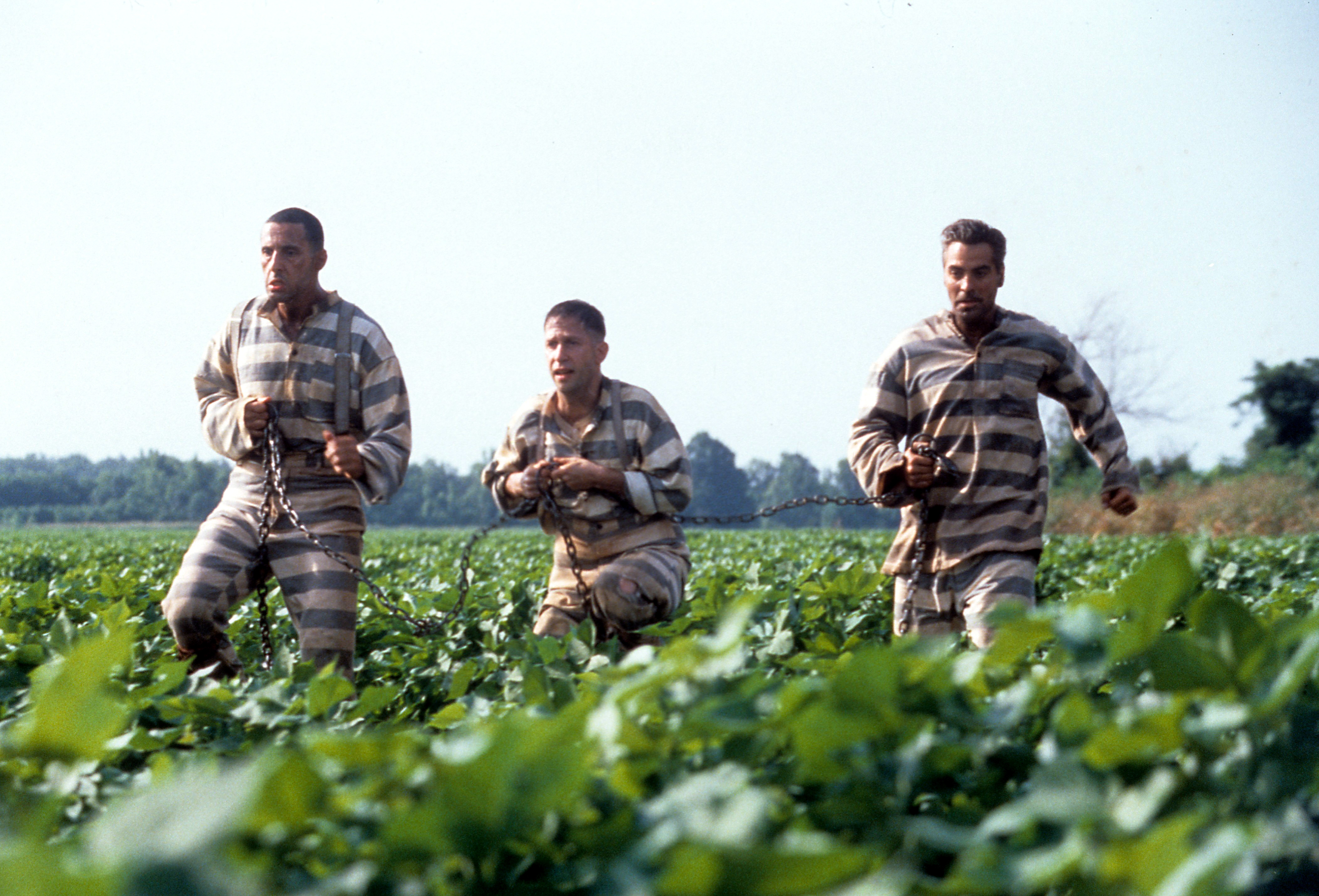 Still of George Clooney, John Turturro and Tim Blake Nelson in O Brother, Where Art Thou? (2000)