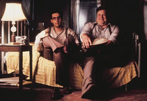 Still of John Goodman and John Turturro in Barton Fink (1991)