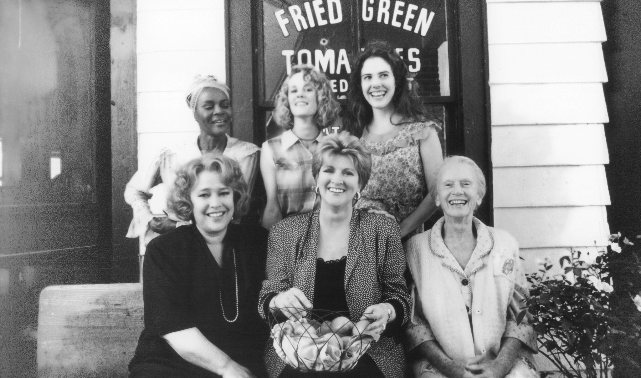 Still of Mary Stuart Masterson, Mary-Louise Parker, Kathy Bates, Jessica Tandy and Cicely Tyson in Fried Green Tomatoes (1991)