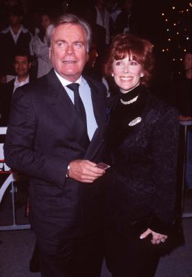 Jill St. John and Robert Wagner at event of Rytojus niekada nemirsta (1997)