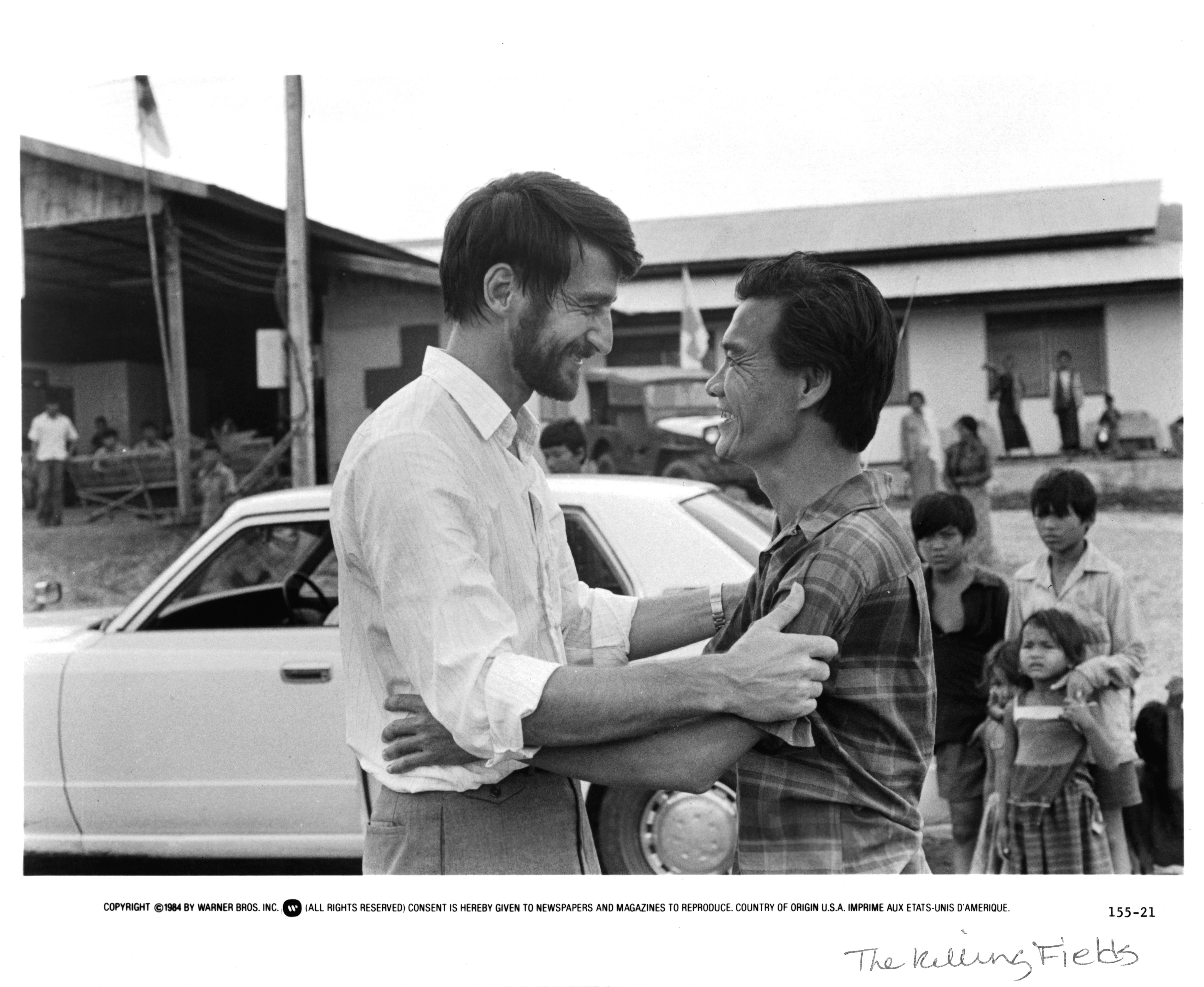 Still of Sam Waterston and Haing S. Ngor in The Killing Fields (1984)
