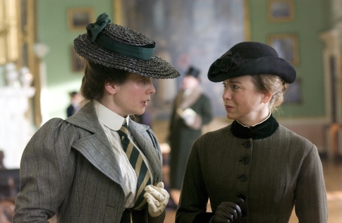 Still of Renée Zellweger and Emily Watson in Miss Potter (2006)