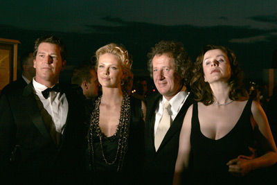 Charlize Theron, Geoffrey Rush, Emily Watson and Stephen Hopkins at event of The Life and Death of Peter Sellers (2004)