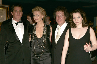 Charlize Theron, Geoffrey Rush, Emily Watson and Stephen Hopkins at event of The Life and Death of Peter Sellers (2004)