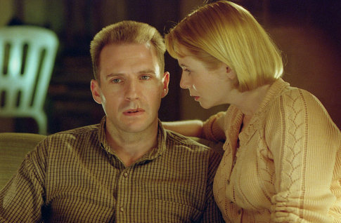 Still of Ralph Fiennes and Emily Watson in Raudonasis drakonas (2002)