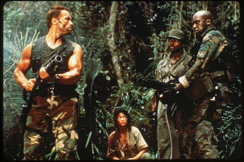 Still of Arnold Schwarzenegger, Carl Weathers, Elpidia Carrillo and Bill Duke in Grobuonis (1987)