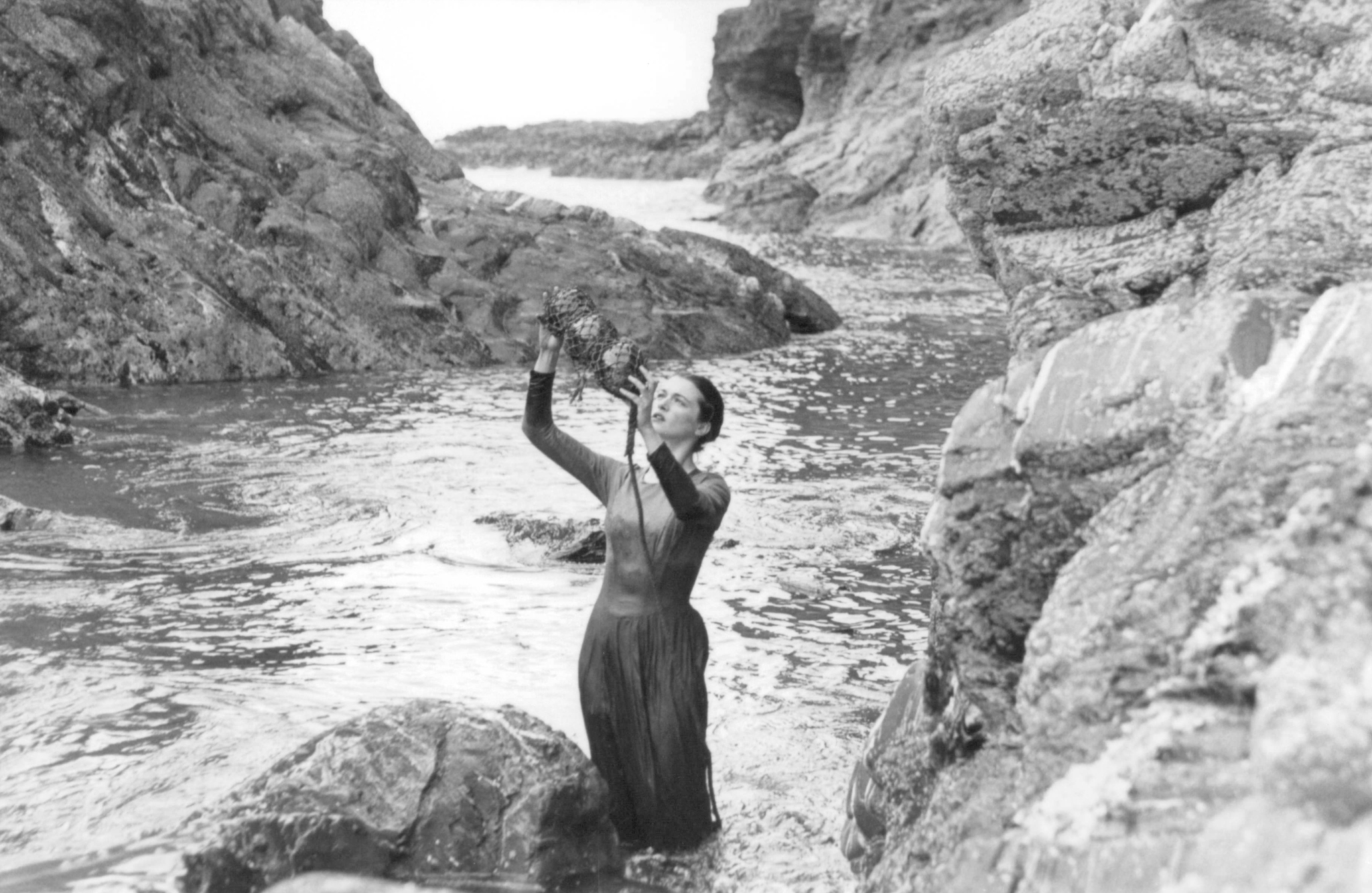 Still of Rachel Weisz in Swept from the Sea (1997)