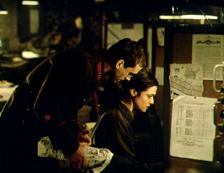 Still of Joseph Fiennes and Rachel Weisz in Priesas uz vartu (2001)