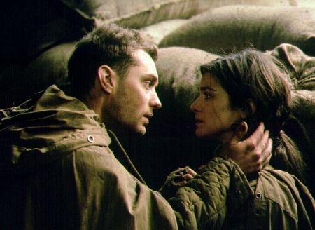 Still of Jude Law and Rachel Weisz in Priesas uz vartu (2001)