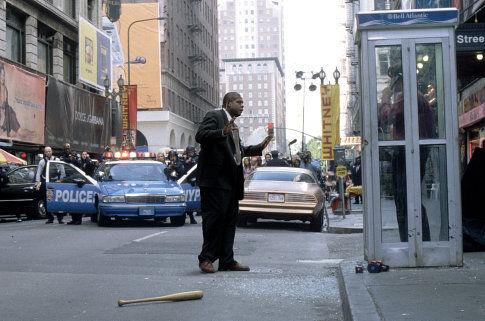 Still of Forest Whitaker and Colin Farrell in Phone Booth (2002)
