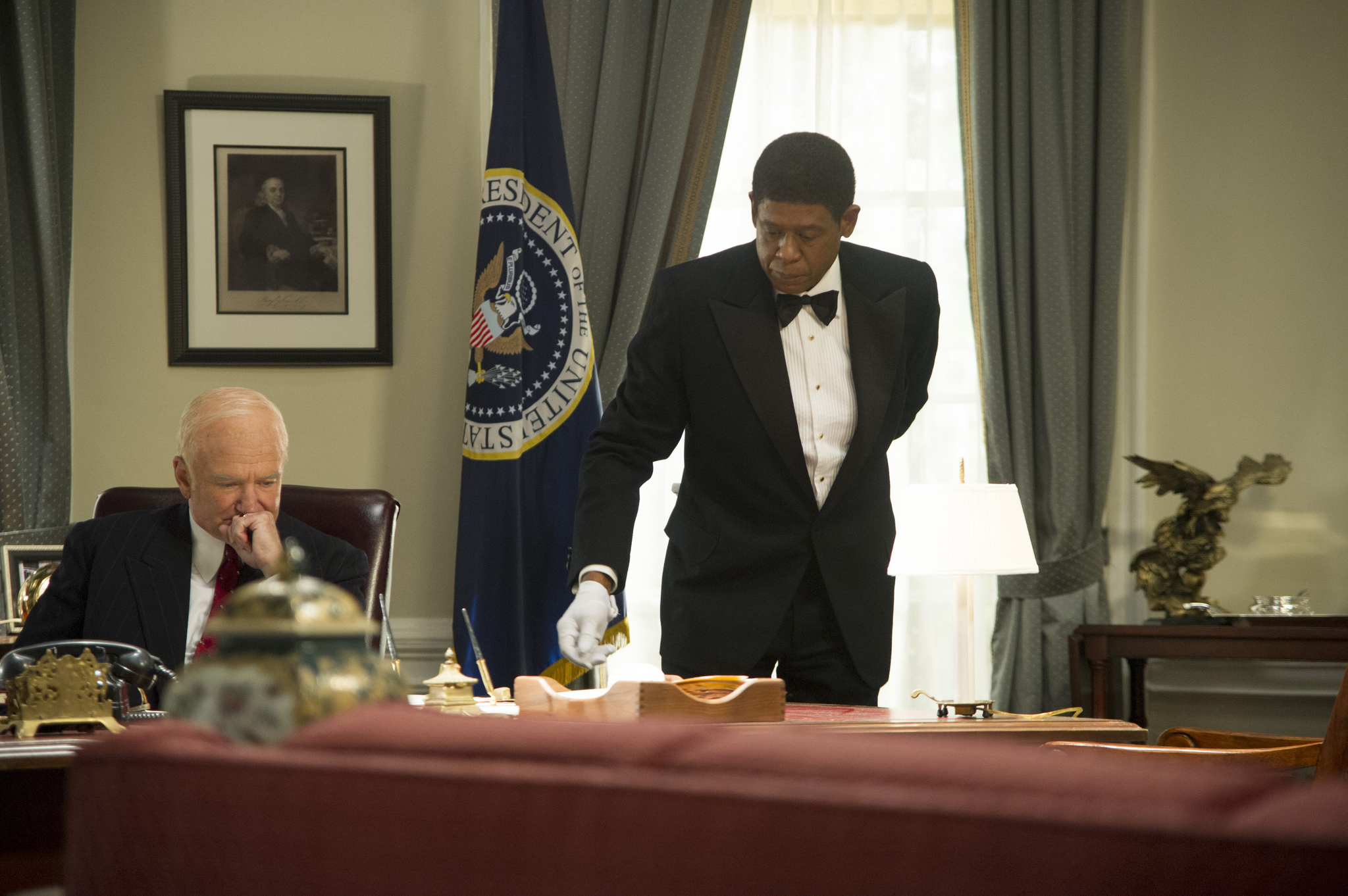 Still of Robin Williams and Forest Whitaker in The Butler (2013)
