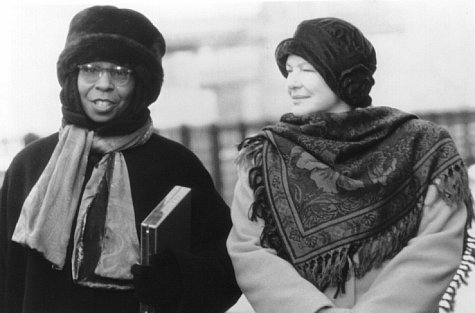 Still of Whoopi Goldberg and Dianne Wiest in The Associate (1996)