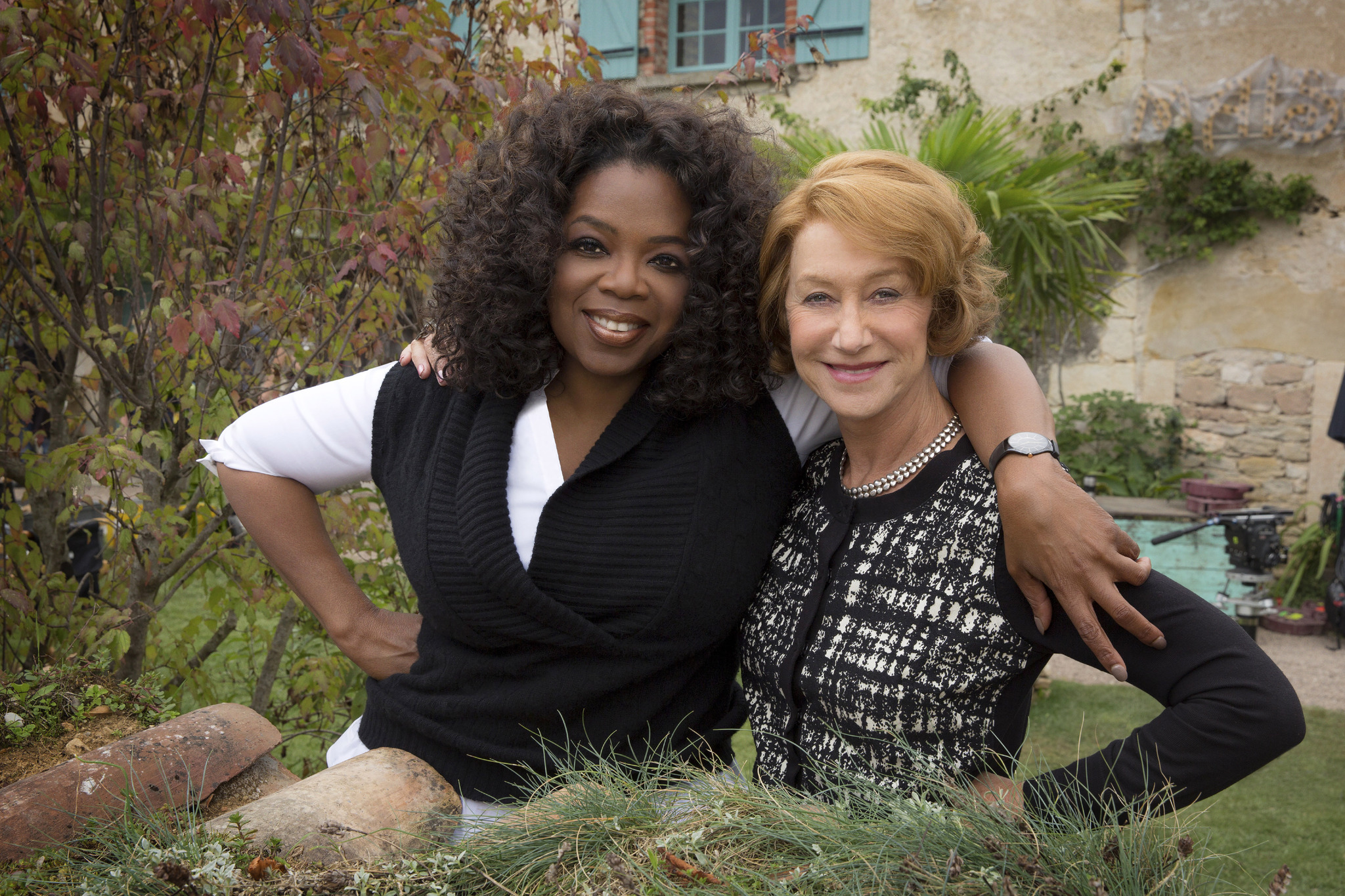 Helen Mirren and Oprah Winfrey in Simto zingsniu kelione (2014)