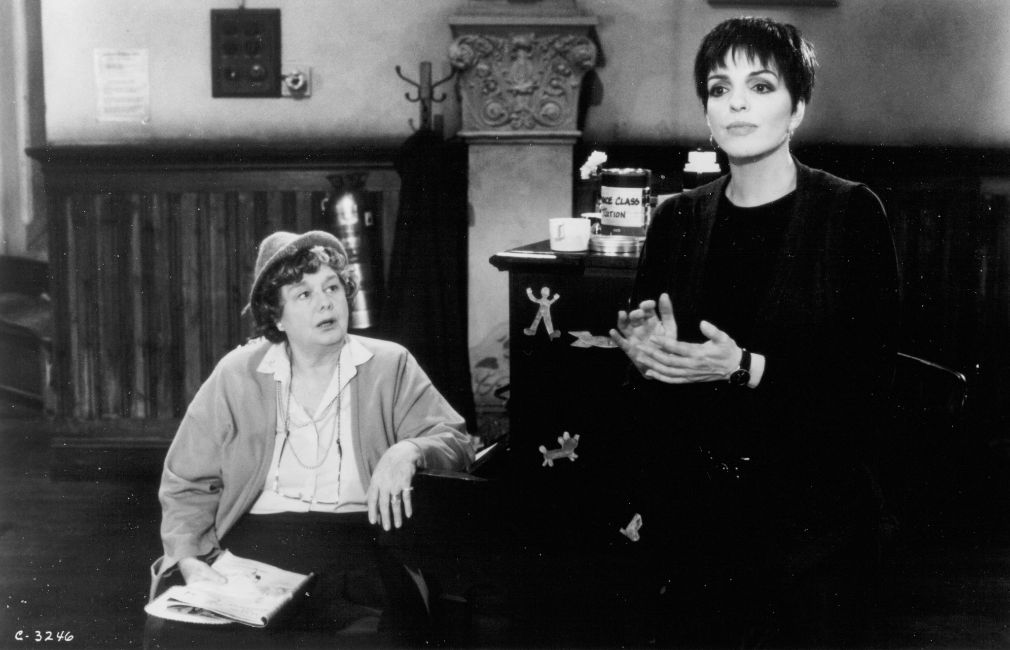 Still of Shelley Winters and Liza Minnelli in Stepping Out (1991)