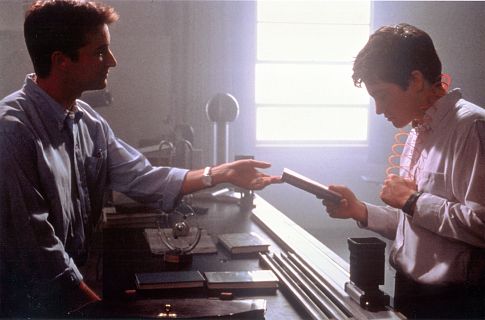 Still of Noah Wyle and Jake Gyllenhaal in Donnie Darko (2001)