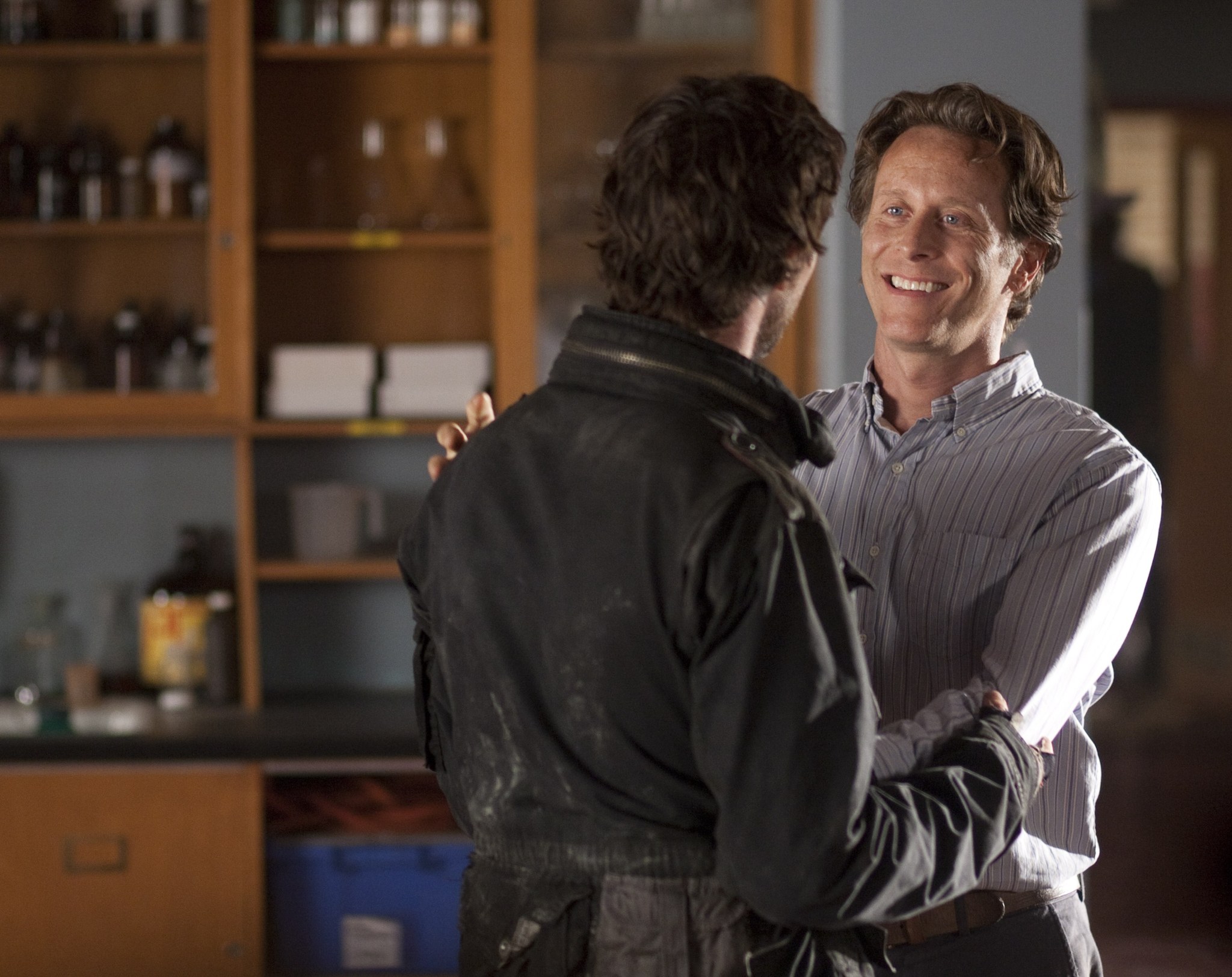 Still of Steven Weber and Noah Wyle in Krentantis dangus (2011)