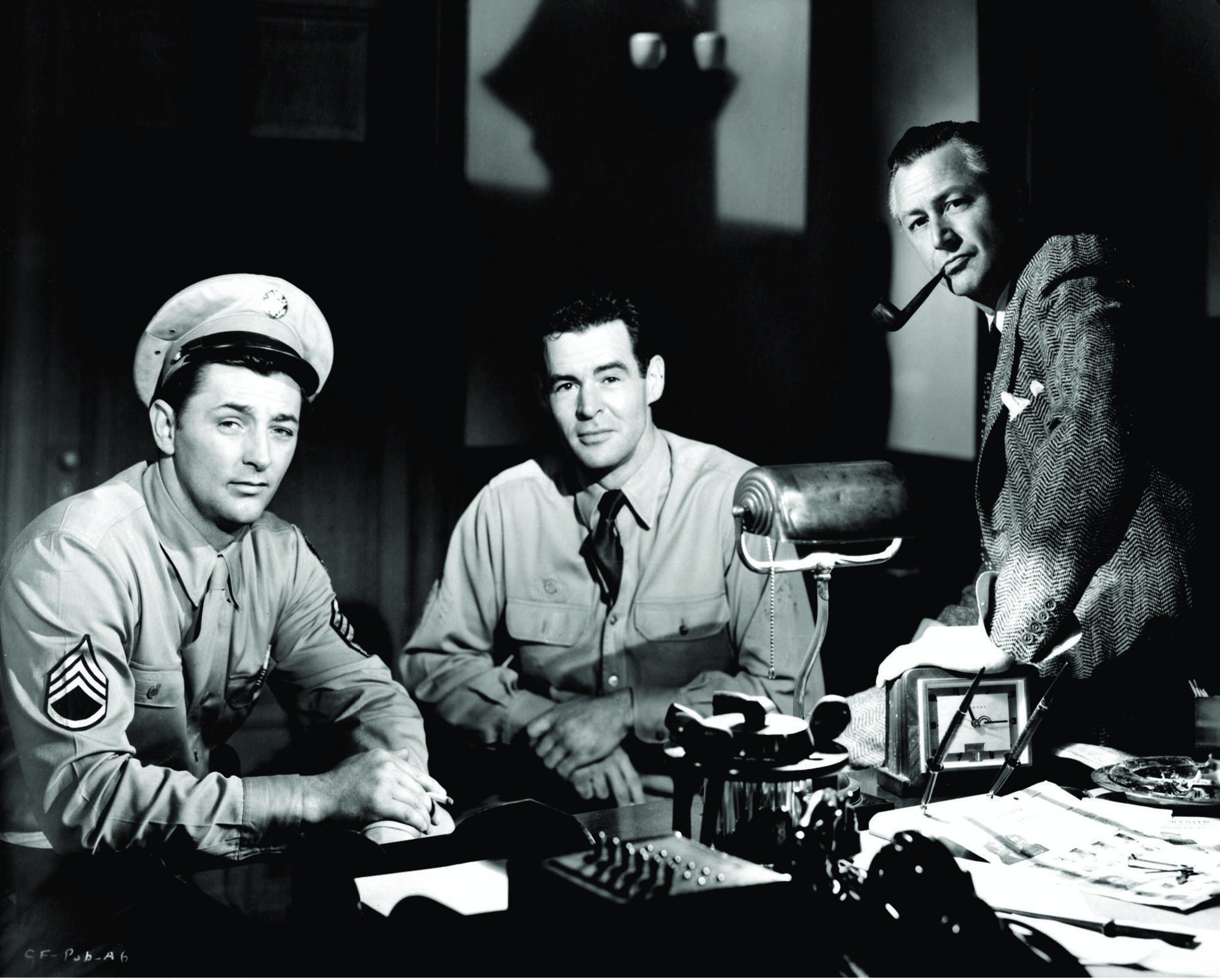 Still of Robert Mitchum, Robert Young and Robert Ryan in Crossfire (1947)