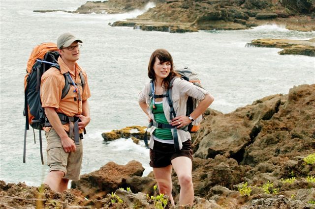 Still of Milla Jovovich and Steve Zahn in A Perfect Getaway (2009)