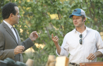 Still of Tony Shalhoub and Steve Zahn in Monk (2002)