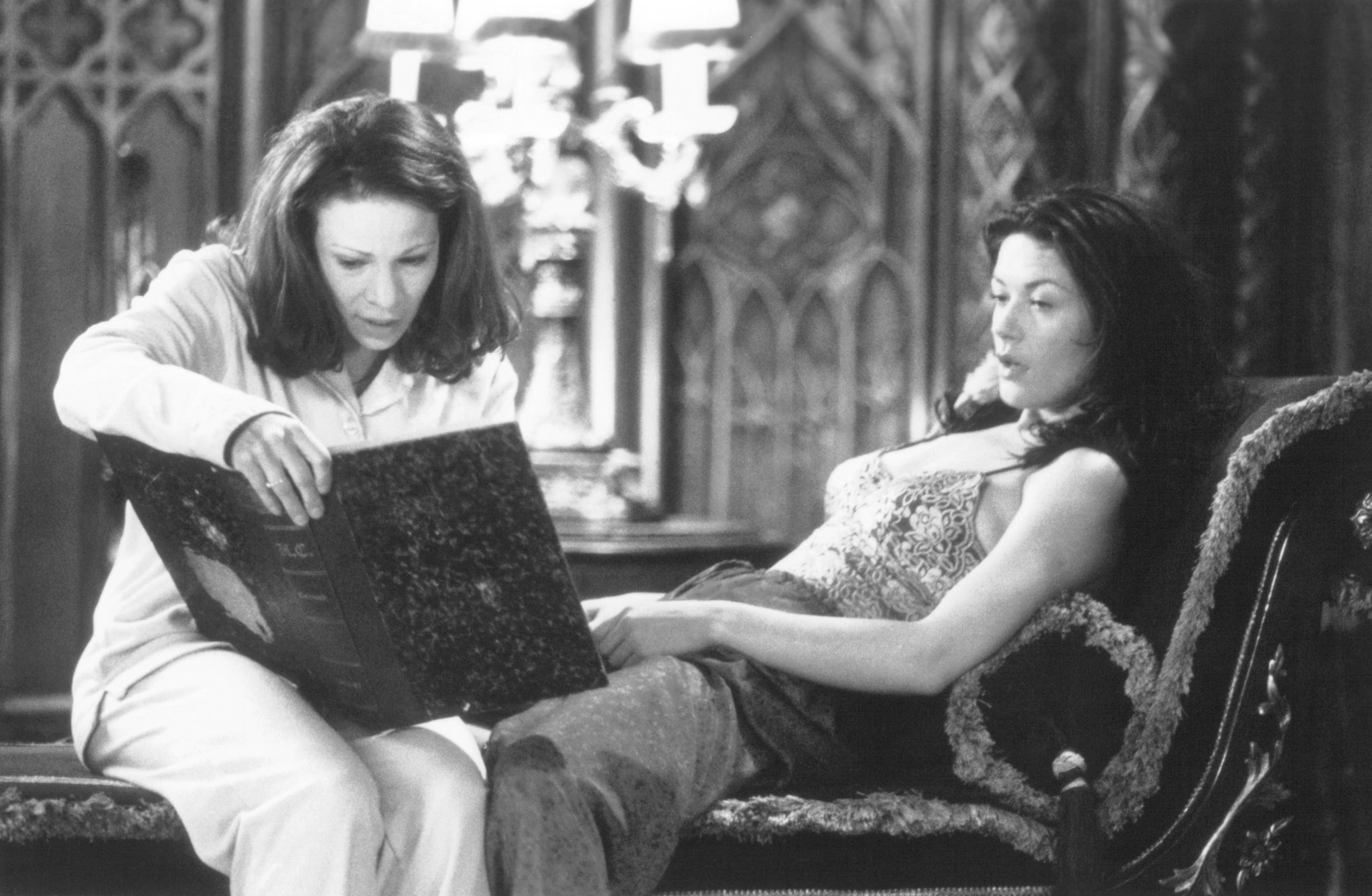 Still of Lili Taylor and Catherine Zeta-Jones in The Haunting (1999)