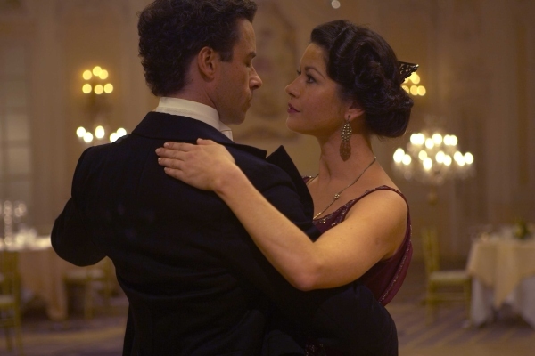 Still of Guy Pearce and Catherine Zeta-Jones in Death Defying Acts (2007)