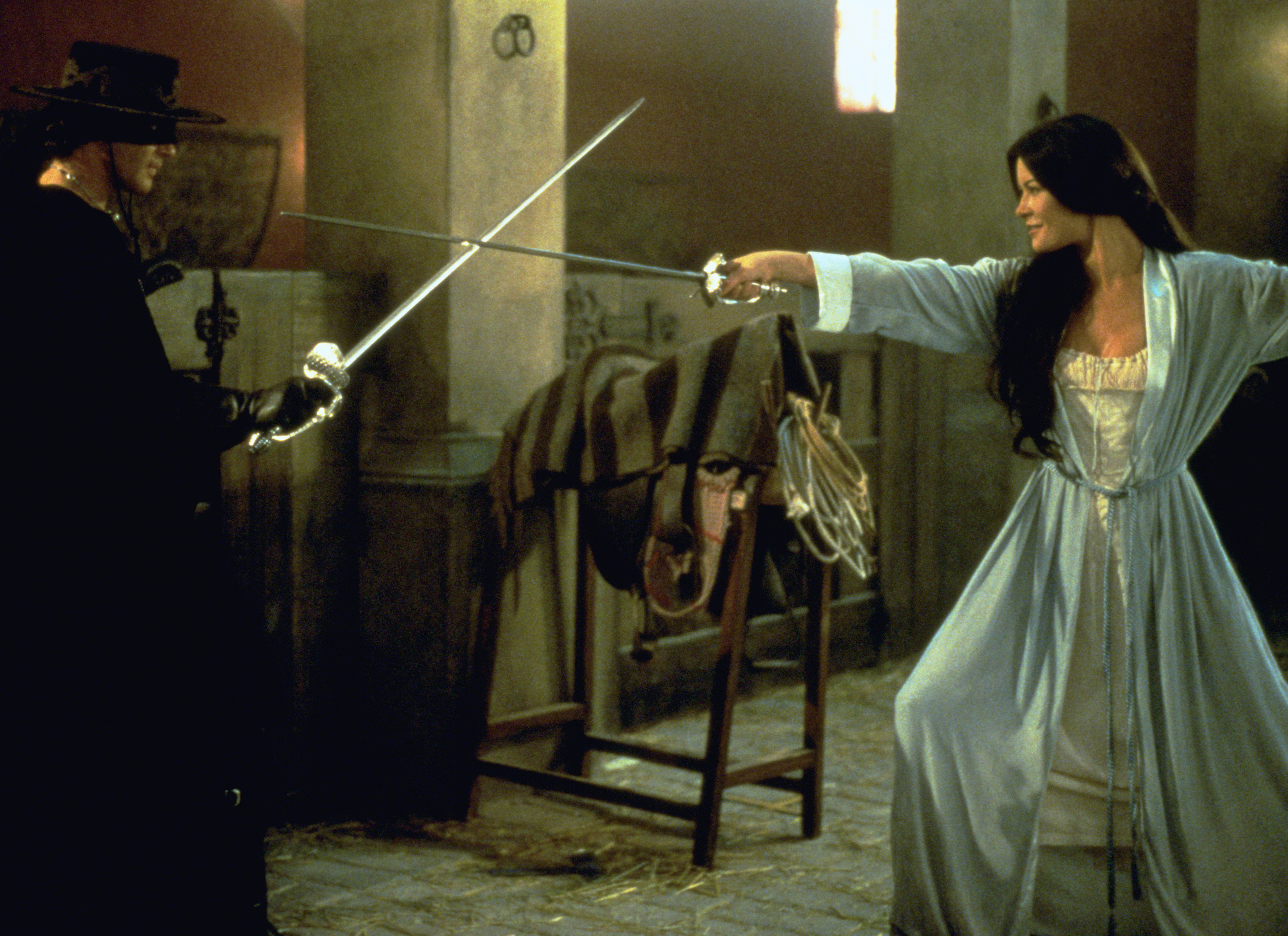 Still of Antonio Banderas and Catherine Zeta-Jones in Zoro kauke (1998)