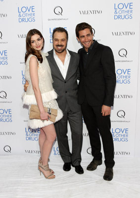 Edward Zwick, Anne Hathaway and Jake Gyllenhaal at event of Meile ir kiti narkotikai (2010)