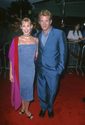 Olivia d'Abo and Thomas Jane at event of Deep Blue Sea (1999)