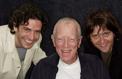 Max von Sydow, Juan Carlos Fresnadillo and Leonardo Sbaraglia at event of Intacto (2001)