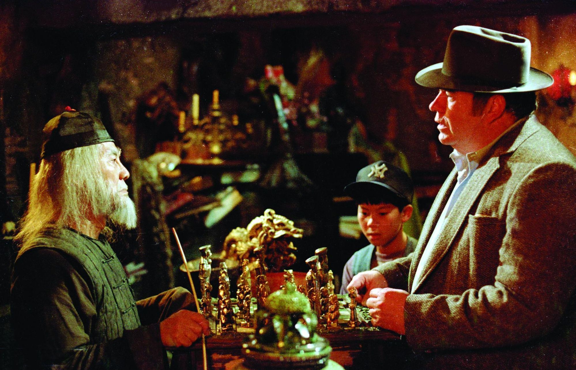 Still of Hoyt Axton, John Louie and Keye Luke in Gremlins (1984)