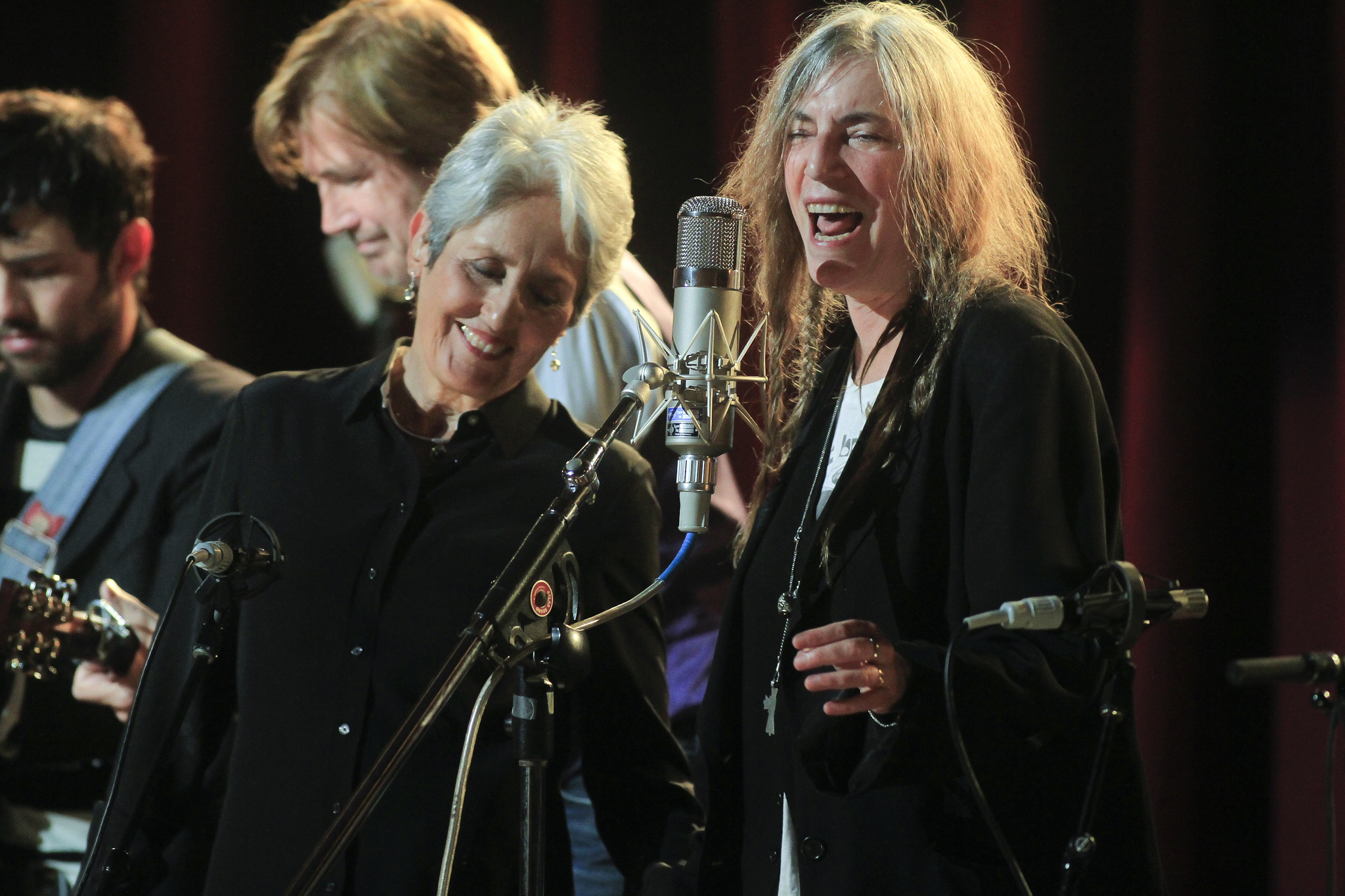 Still of Joan Baez and Patti Smith in Groja Liuvinas Deivisas (2013)
