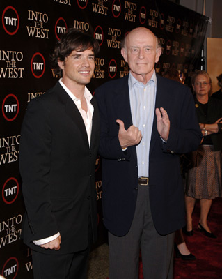 Peter Boyle and Matthew Settle at event of Into the West (2005)
