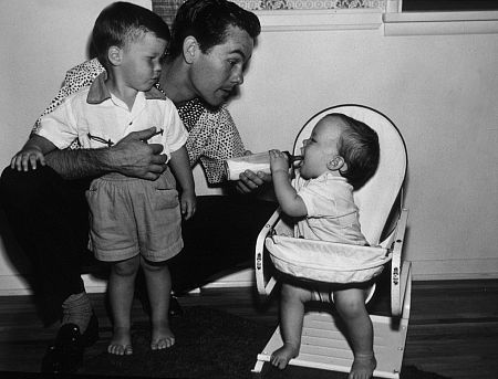 Johnny Carson with his sons, 1954.