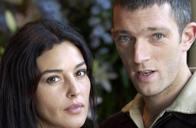 Monica Bellucci and Vincent Cassel at event of Le pacte des loups (2001)