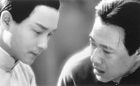 Still of Leslie Cheung and Fengyi Zhang in Ba wang bie ji (1993)