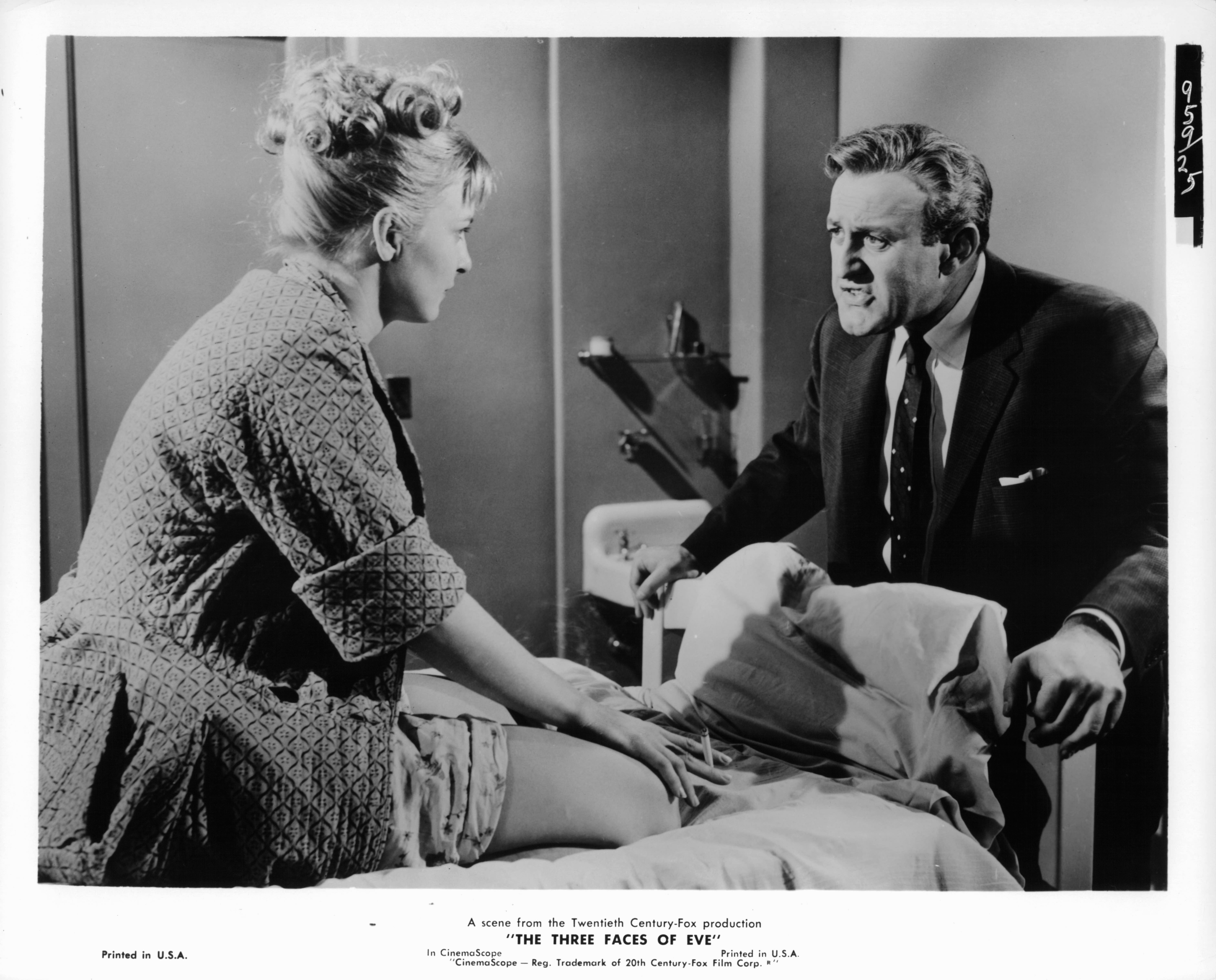 Still of Lee J. Cobb and Joanne Woodward in The Three Faces of Eve (1957)