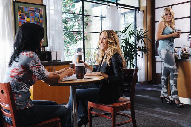 Still of Courteney Cox and Sheryl Crow in Cougar Town (2009)