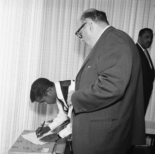 Sammy and the rabbi at Sammy Davis Jr.'s wedding to May Britt 11-13-1960