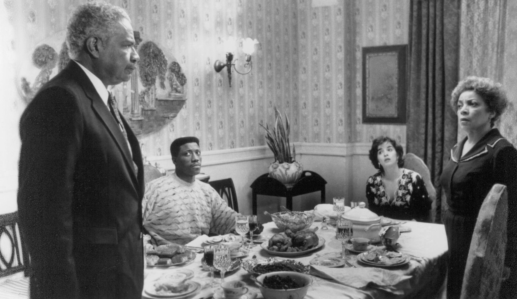 Still of Wesley Snipes, Ossie Davis, Annabella Sciorra and Ruby Dee in Jungle Fever (1991)