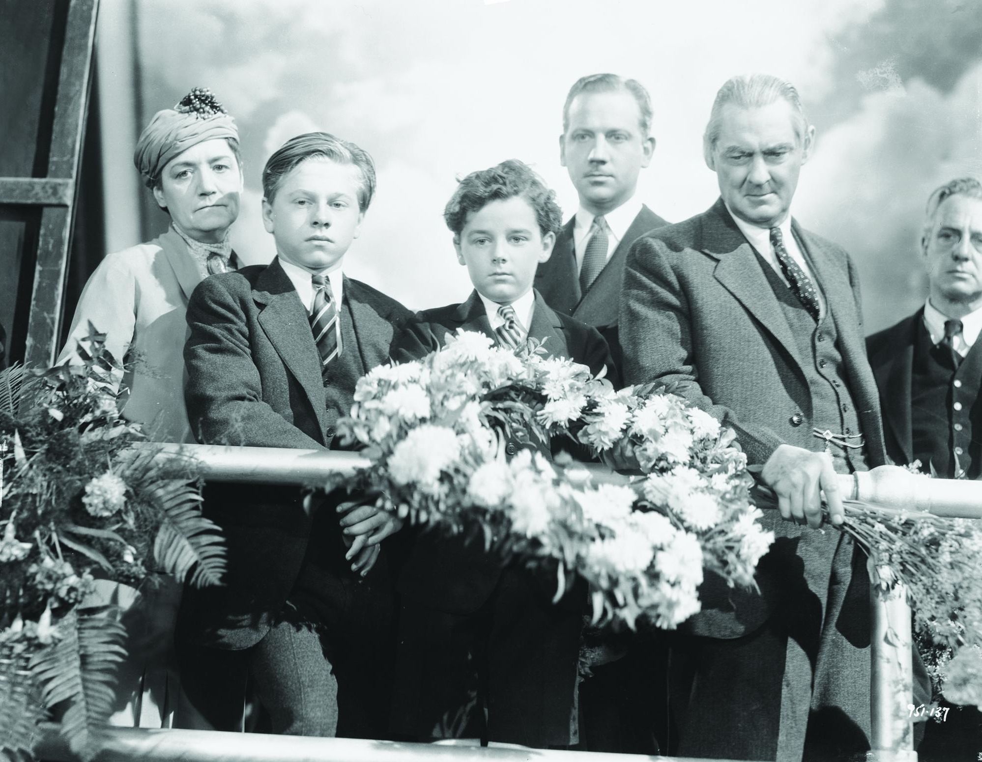 Still of Lionel Barrymore, Freddie Bartholomew, Mickey Rooney and Melvyn Douglas in Captains Courageous (1937)
