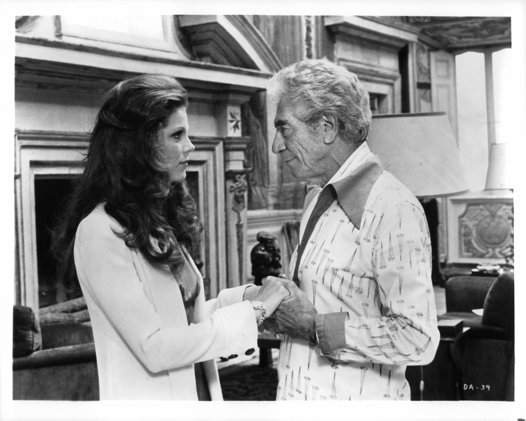 Still of Samantha Eggar and John Marley in L'etrusco uccide ancora (1972)