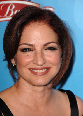 Gloria Estefan at event of American Idol: The Search for a Superstar (2002)