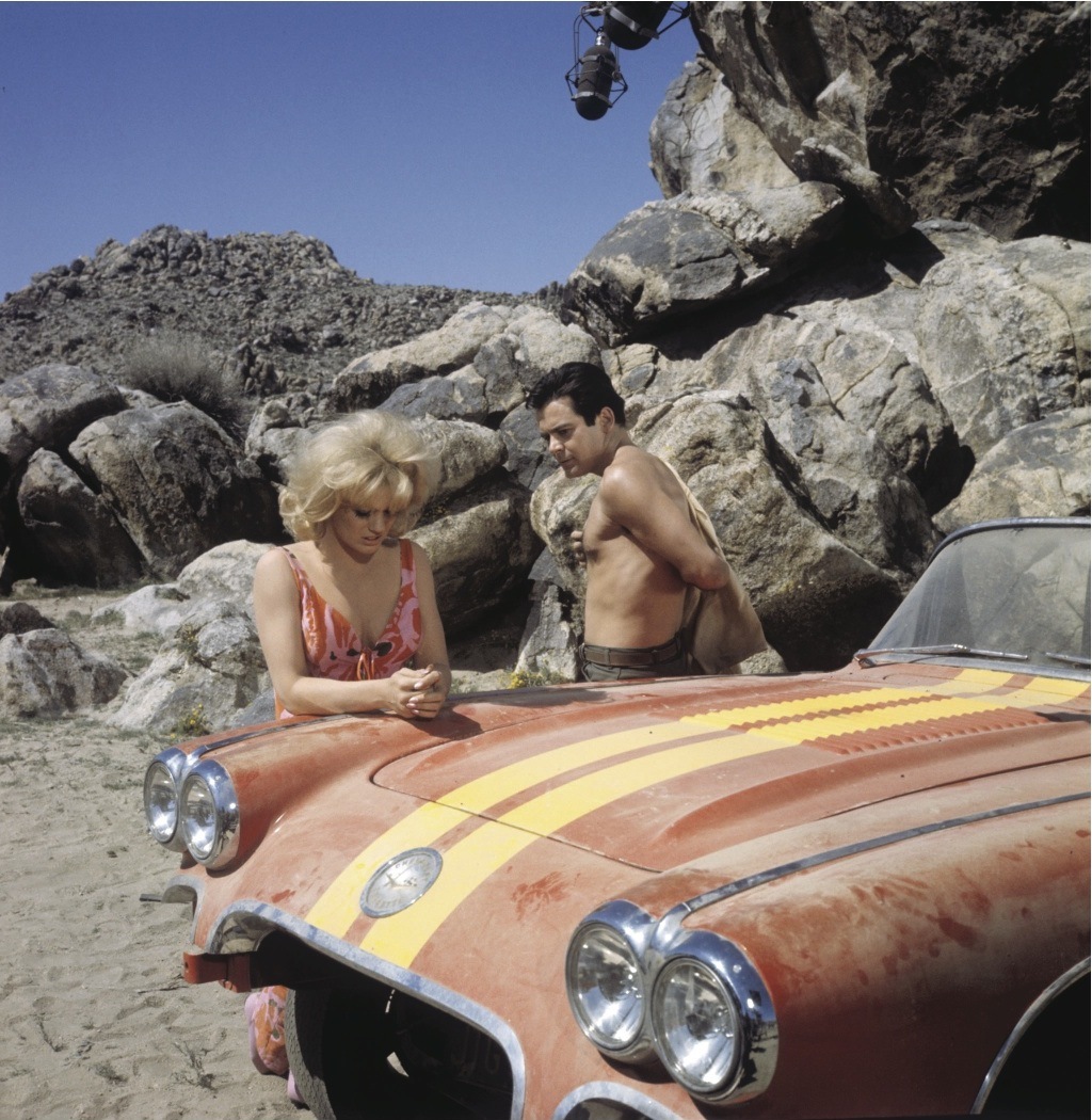 Still of Dana Andrews and Mimsy Farmer in Hot Rods to Hell (1967)