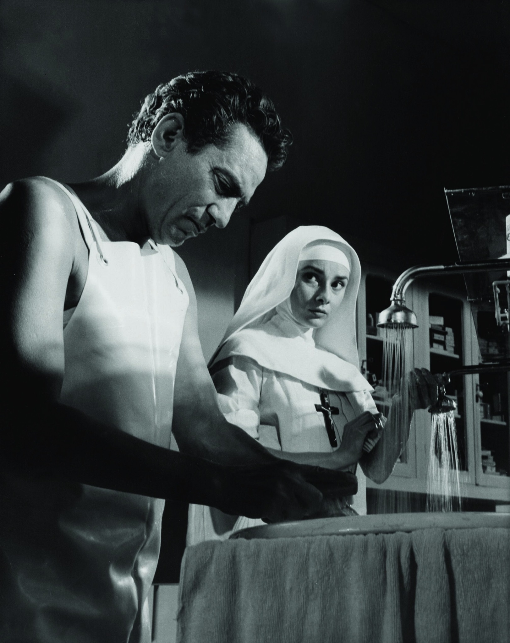 Still of Audrey Hepburn and Peter Finch in The Nun's Story (1959)