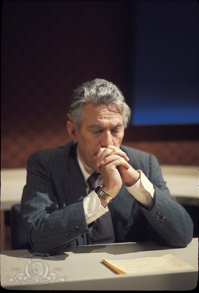Still of Peter Finch in Tinklas (1976)